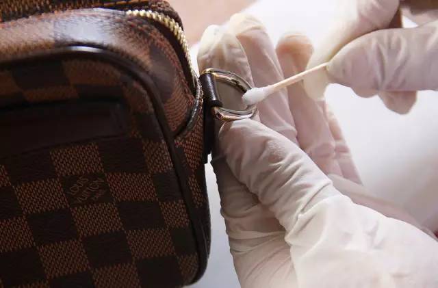奢侈品包五金掉色怎么解决,奢侈品包包五金修复方法