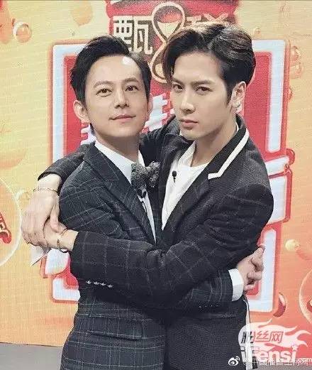 王嘉尔：耿直BOY和他的相爱相杀的男人们