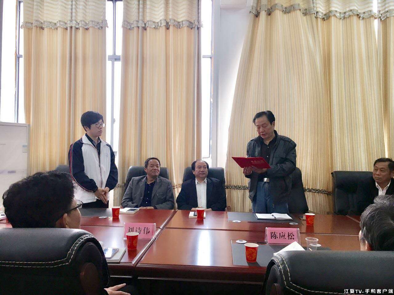 江夏18岁才俊范翔《出逃英伦》首发省作协副主席陈应松评价他老道于“90%作家一辈子没……