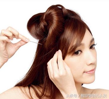 气质女人一定要尝试的一款发型,一个女人学会了化妆