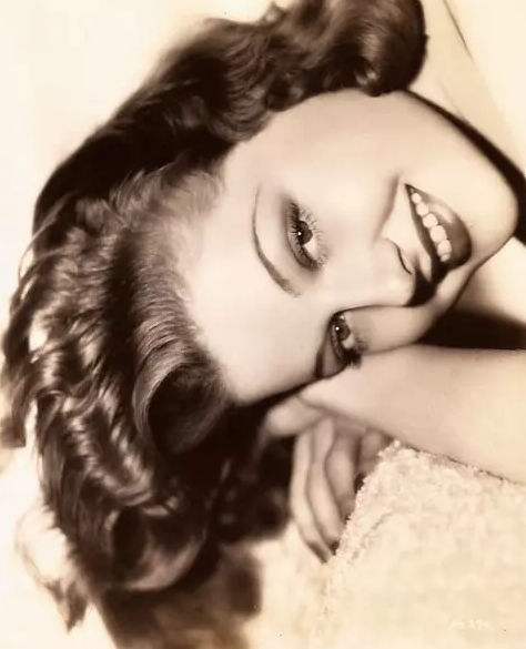 她改短了自己的名字，竟迅速大红大紫，一周收到250封求爱信