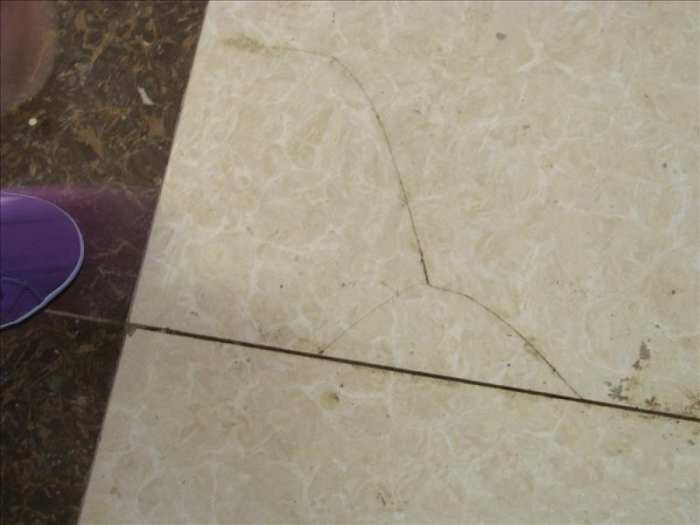 家里的瓷砖砸了一个小点怎么修复,地面瓷砖砸坏一个大坑怎么修补