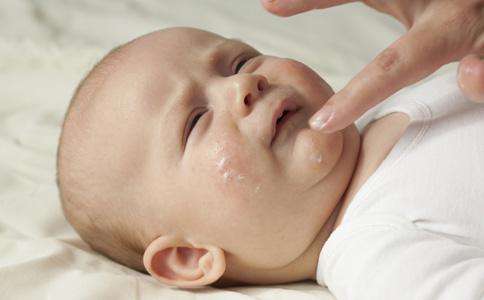 宝宝被烫伤了怎么应急处理,宝宝意外烫伤妈妈边哭边逗