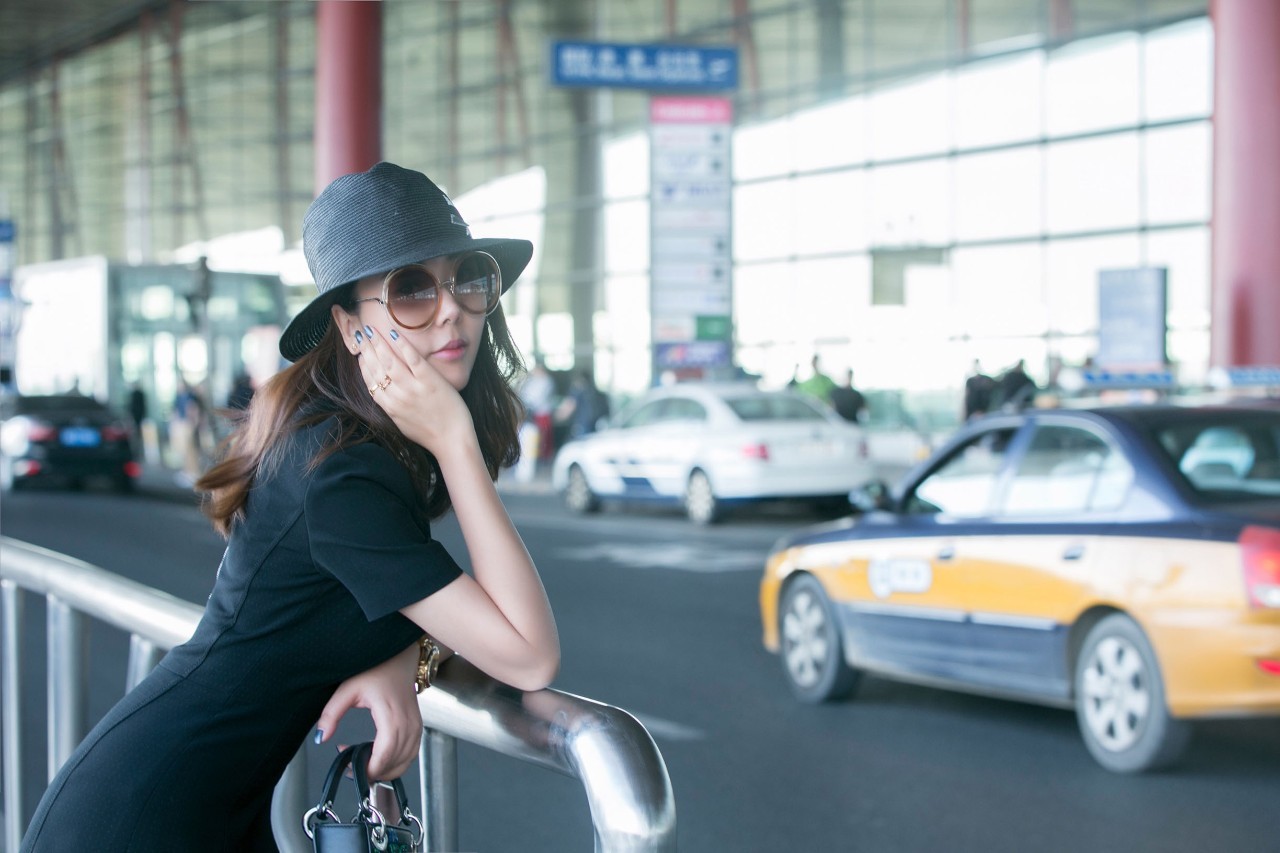 杨幂的机场秀终于更新了,杨幂又秀新穿搭