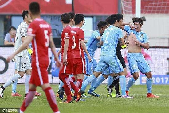 裁判最后一次给自己红牌,给裁判掏红牌