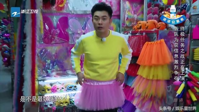 陈赫抱的狗狗,陈赫绑粉发带怀抱小狗