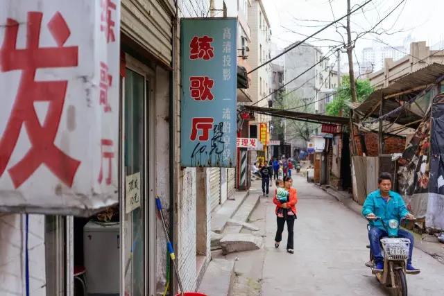 4万人住在距离光谷2公里外的小何西村，却从未对它说一声谢谢