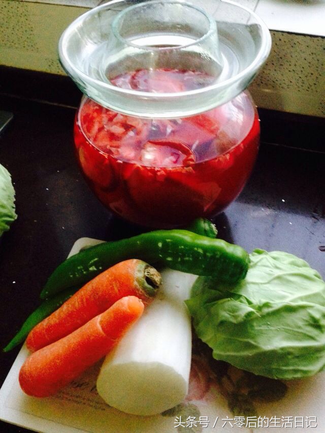 如何用吃剩的泡菜水腌泡菜,腌制泡菜上面有一层白沫怎么处理