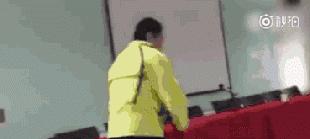 看我真功夫，轻轻一摸，就能打到你吐奶