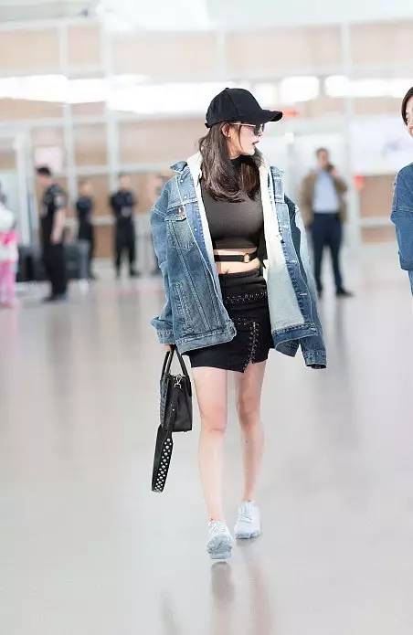 杨幂的机场秀终于更新了,杨幂又秀新穿搭