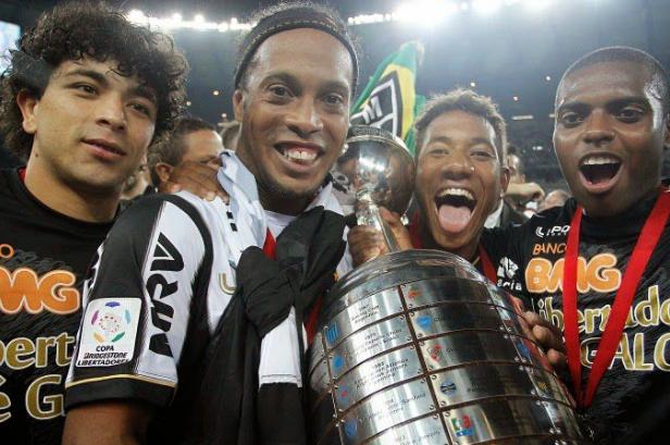 她被称为最性感的体育女主持人，小罗盯着她的胸部看呆！