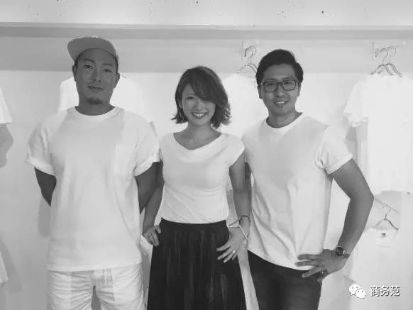 这家店只卖白T恤，一周开半天，门口总排起长队