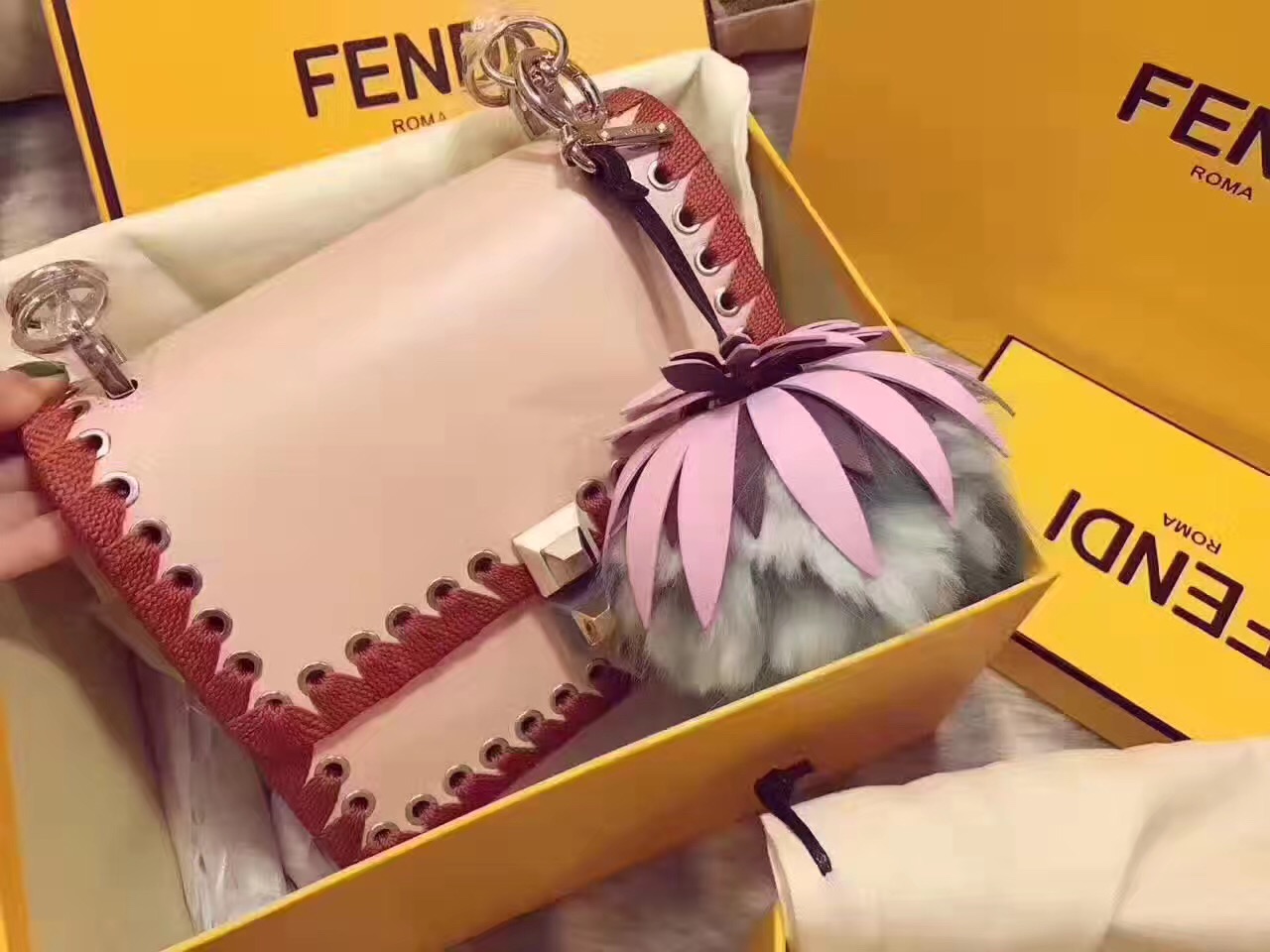 fendi包包大中小,fendi包经典款