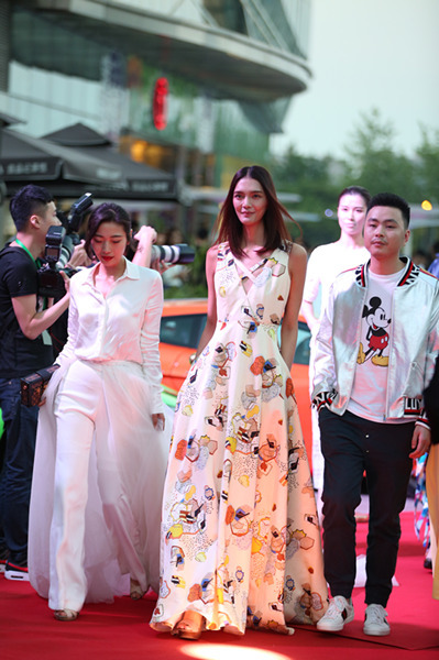 第四届2017重庆女神PARTY近千女神集体潮趴