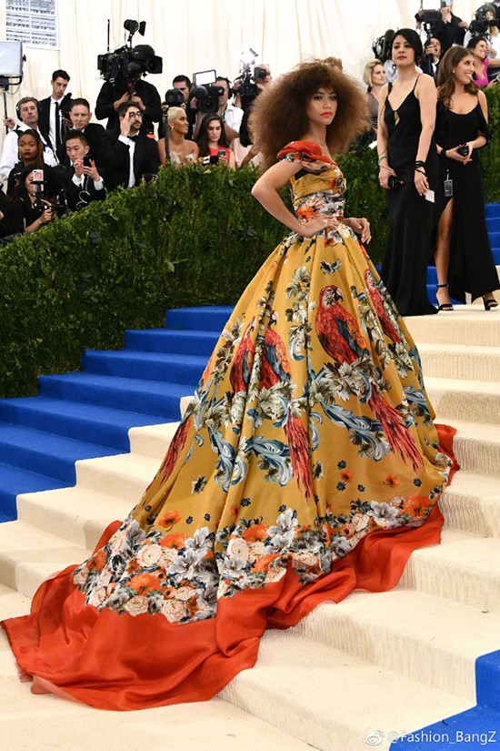 大幂幂大表姐美得稳妥可我更喜欢“玩很大”的日日和水果姐！