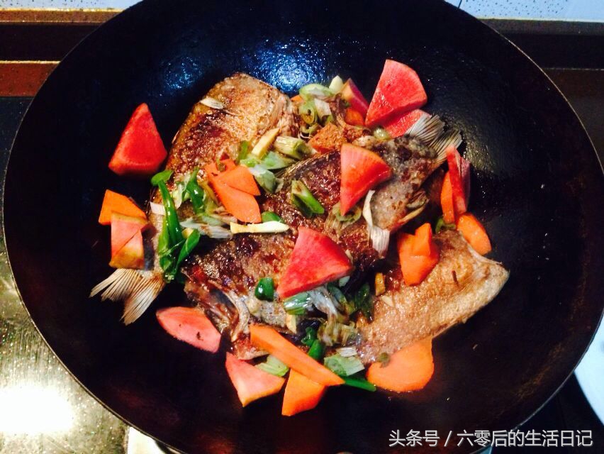 如何用吃剩的泡菜水腌泡菜,腌制泡菜上面有一层白沫怎么处理