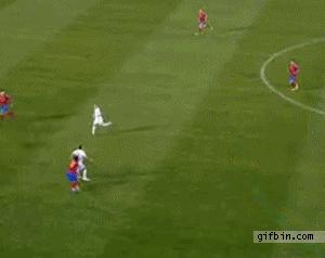 足球过人失败搞笑集锦gif,足球过人技巧慢动作gif