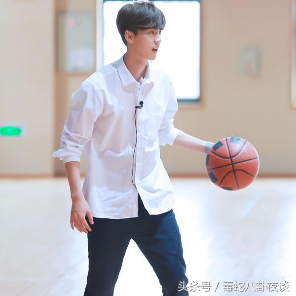 鹿晗依旧单身，给德智体美劳样样MAX的鹿晗征婚，你们要吗？