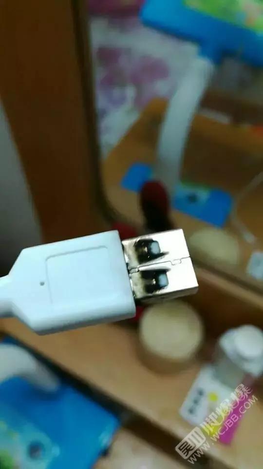 吴川网友刚买手机，结果手机充电接口竟然烧焦了！