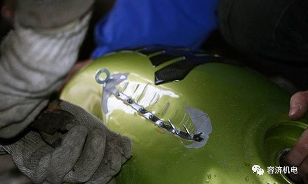 摩托车油箱摔凹了自己怎么修复,摩托车油箱被撞凹陷怎样修复