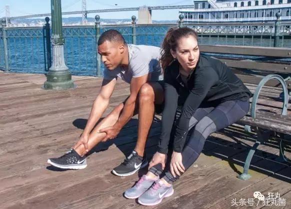 帆布鞋鞋带懒人免系鞋带慢动作,懒人不用解鞋带的鞋子