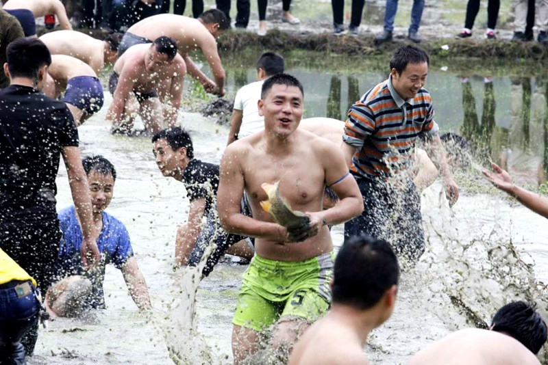 今天“四月八”，吉首坪朗比往年更“火”！