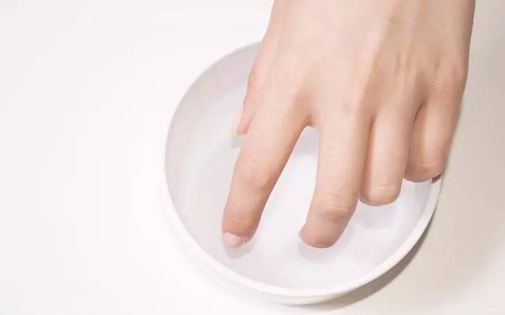 指甲从根部断裂去除断甲,指甲断裂在家自己怎么修补