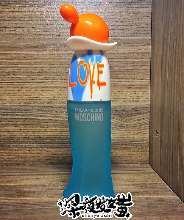 为什么买的香水味道一样的,为什么别人买的香水那么好闻