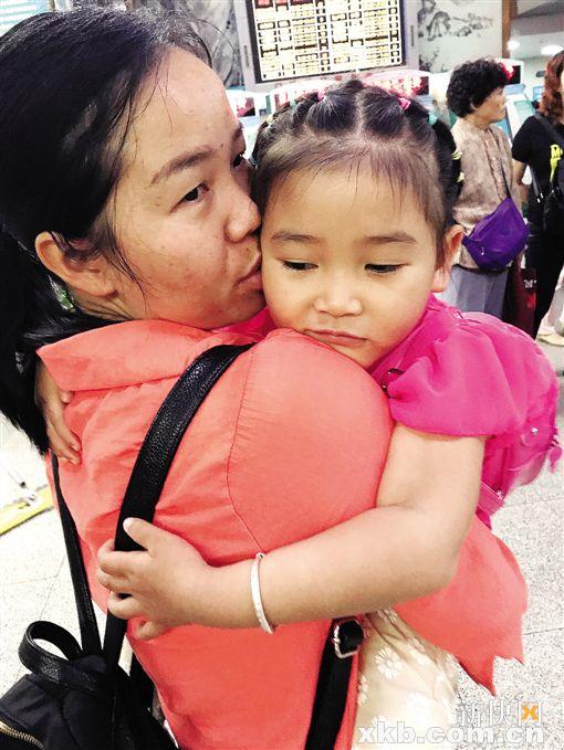 “许愿瓶行动”抵达彼岸八方“瓶主”冒雨领取幸福