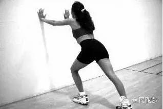 跑步前拉伸动作女生完整版,跑步后要做什么拉伸动作才不伤腿