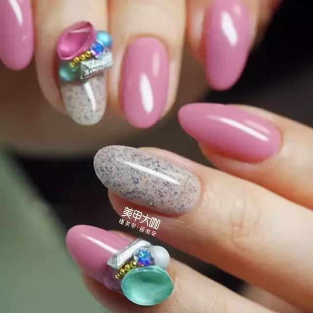 指甲出现白点什么症状,指甲被真菌感染会出现哪些症状