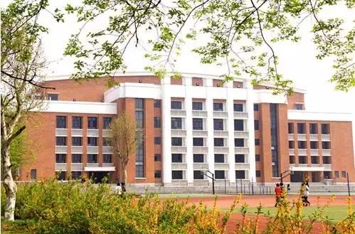 这所颜值逆天的学校，不仅是剧组常驻地，连教授都是国内一线明星