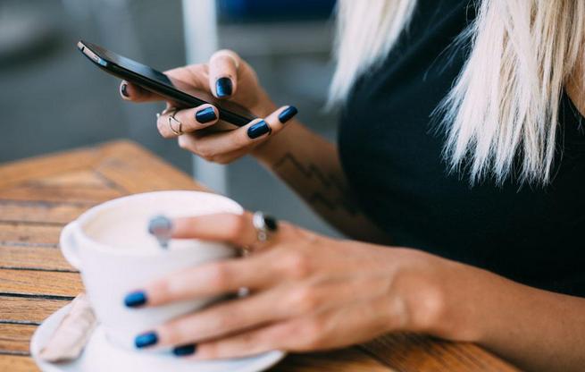 年轻人玩手机对身体的危害,健康科普长期睡前玩手机危害