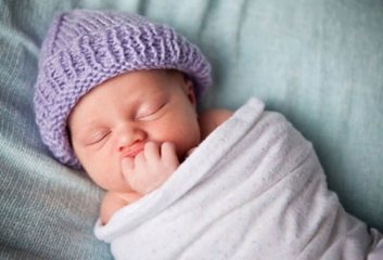 新生儿包裹襁褓的好处,给婴儿包襁褓的正确方法