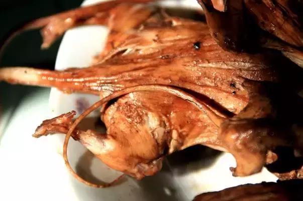 活老鼠、可爱兔兔、牛粪……这些你敢吃吗？有人视它为美食！