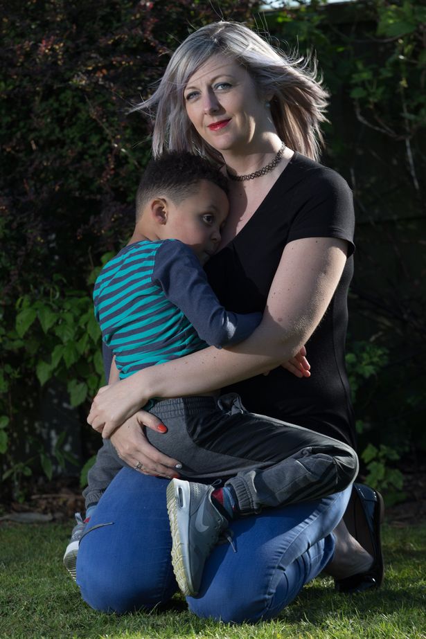 小男孩感染病毒最后踢足球,身患癌症小朋友踢足球治愈场面