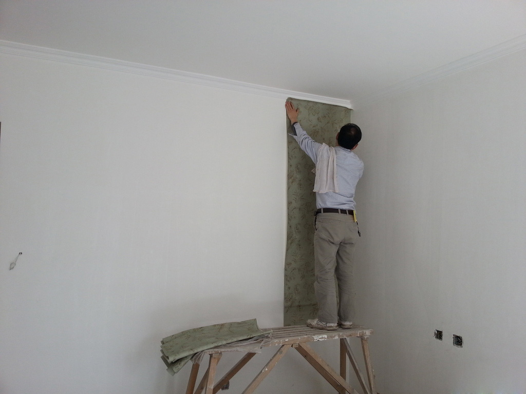 新手自己贴墙纸,贴墙纸遇到墙空鼓怎么办