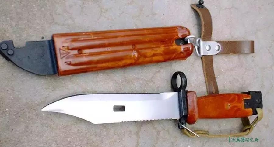 美国军用匕首和中国军用匕首对比,三棱军刺与尼泊尔军刀哪个好用