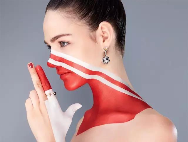 把足球放脖子,足球打在脑袋上会怎么样