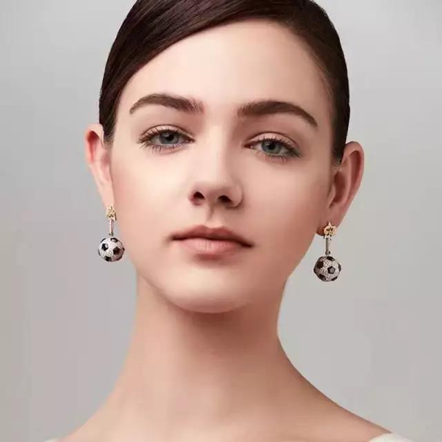 把足球放脖子,足球打在脑袋上会怎么样