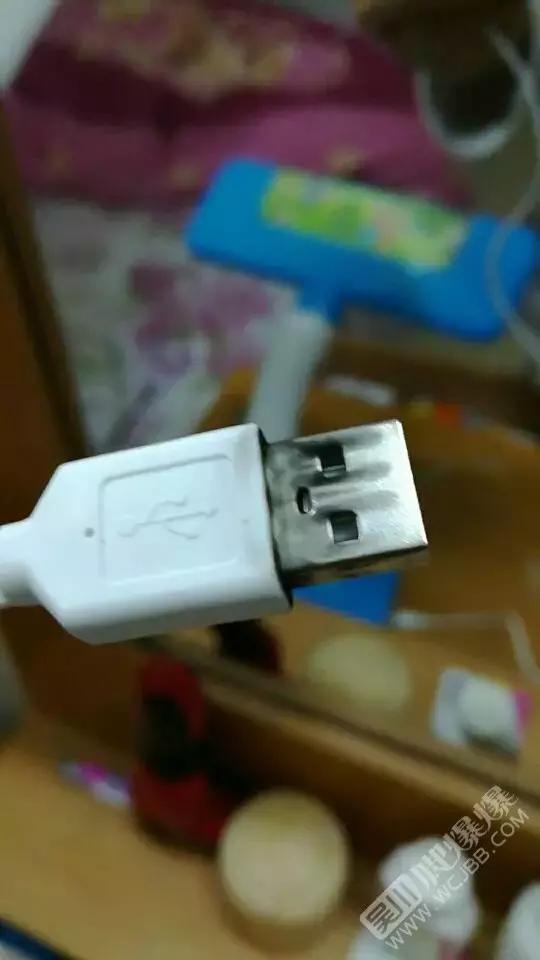 吴川网友刚买手机，结果手机充电接口竟然烧焦了！