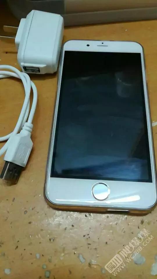 吴川网友刚买手机,结果手机充电接口竟然烧焦了!