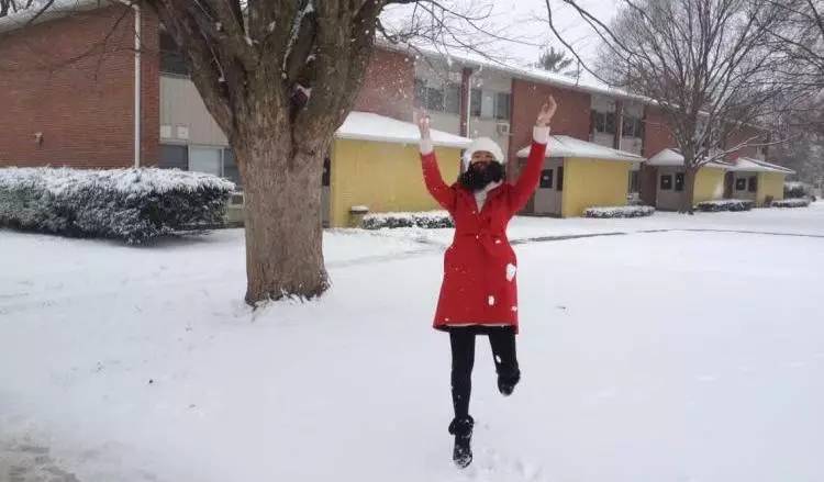 她们为别人穿的衣服,最后都一件一件脱了下来