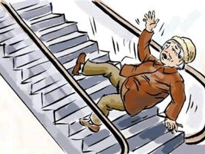 女生从楼梯上摔下来手机屏幕坏了,女孩玩手机从楼梯上摔下来后续