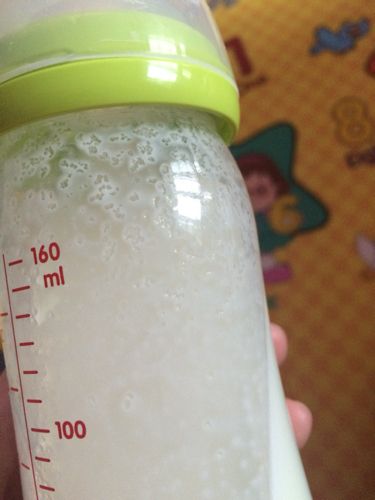 冲奶粉起泡沫可以给孩子喝吗,冲奶粉奶粉底部有结块还可以喝吗