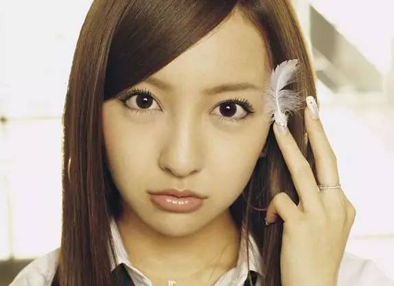 今天教大家如何化底妆,怎样涂出好看的唇形