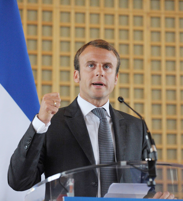 39岁总统帅小伙儿和64岁第一夫人来了！这一种“人生赢家”的人生……