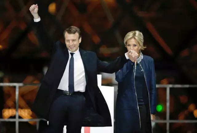 39岁总统帅小伙儿和64岁第一夫人来了！这一种“人生赢家”的人生……