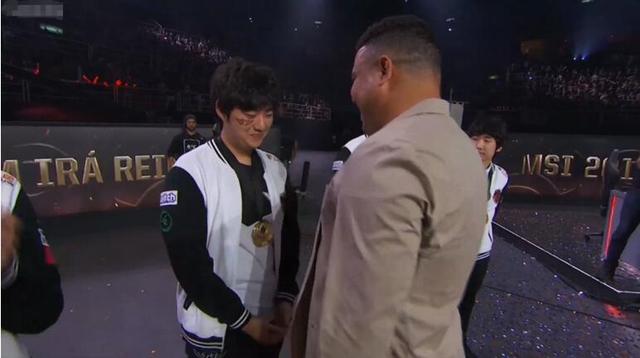 罗纳尔多给faker颁奖的视频,罗纳尔多单骑闯关