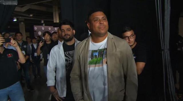 罗纳尔多给faker颁奖的视频,罗纳尔多单骑闯关